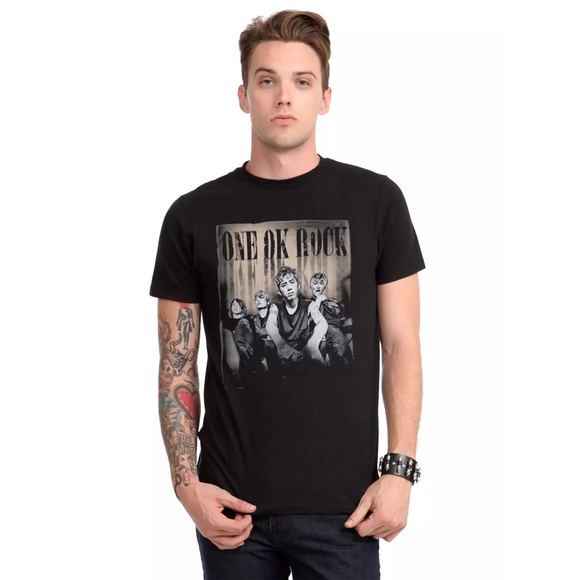 Hot Topic Other - ONE OK ROCK BAND PHOTO T-SHIRT